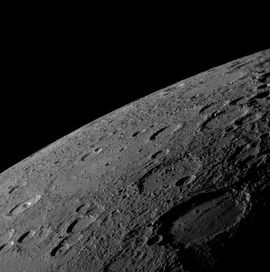 Une photo de Mercure prise par la sonde Messenger de la NASA en janvier 2008 rÃƒÂ©vÃƒÂ¨le un sol proche de celui de la Lune, avec des cratÃƒÂ¨res formÃƒÂ©s par des impacts de mÃƒÂ©tÃƒÂ©orites sur la rigolithe, composant important du sol.